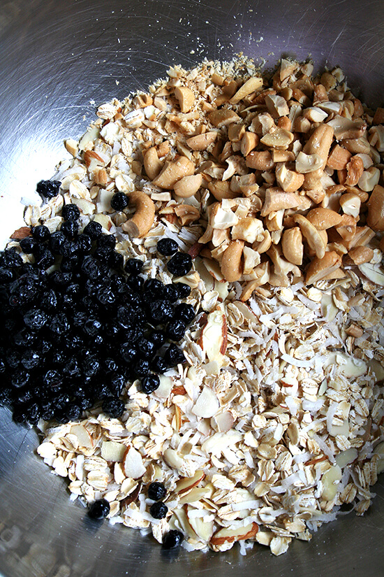 granola bar mix with blueberries and cashews