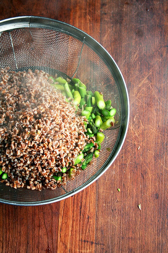 drained wheat berries and asparagus