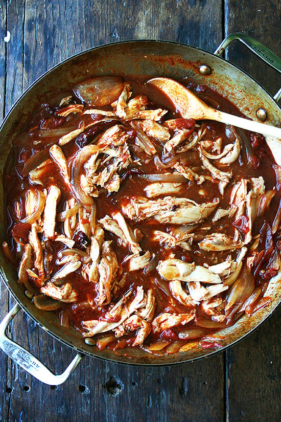 A skillet filled with tinga.