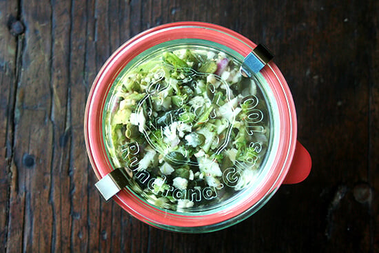 A closed weck jar packed with the cauliflower-broccoli salad.