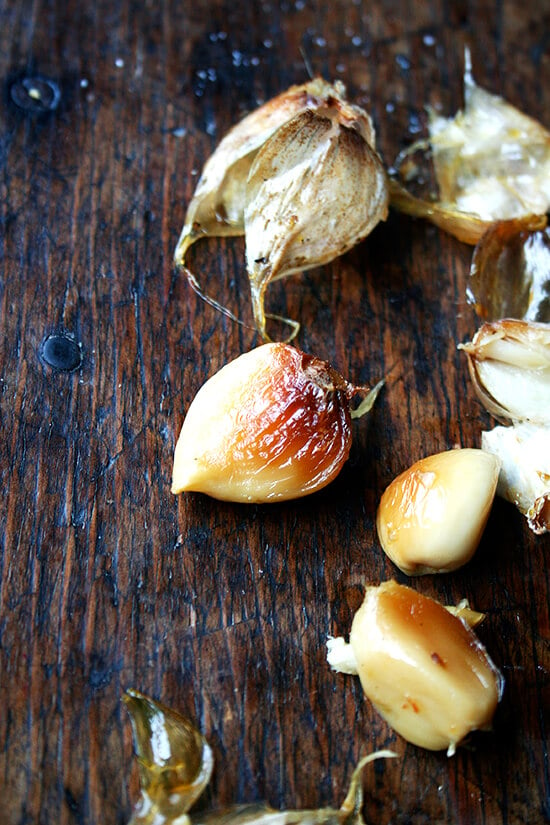A table with roasted garlic cloves.