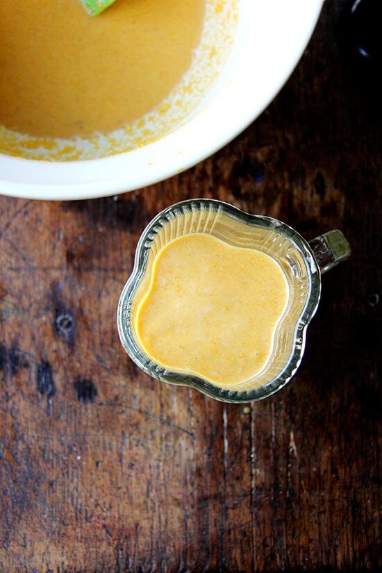 A blender filled with the butternut squash pie filling. 