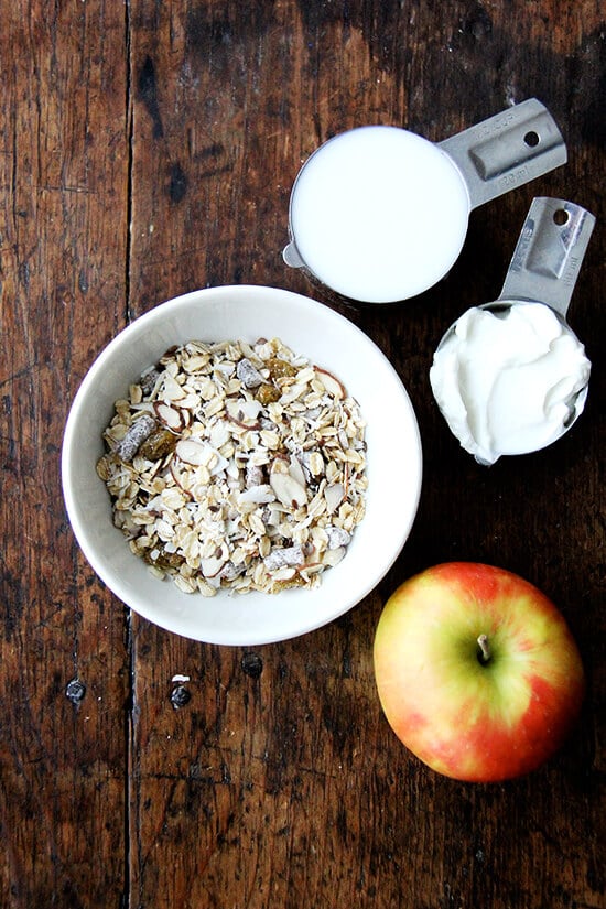 Ingredients to make Bircher muesli. 