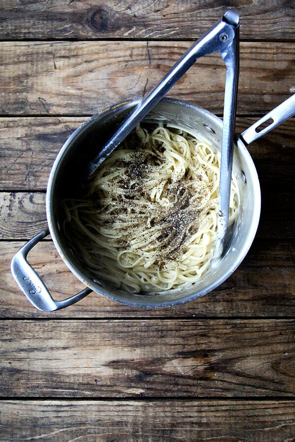 pot of cacio e pepe