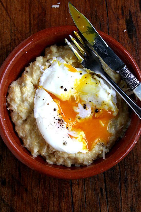 A bowl of fresh corn polenta with a poached egg on top.