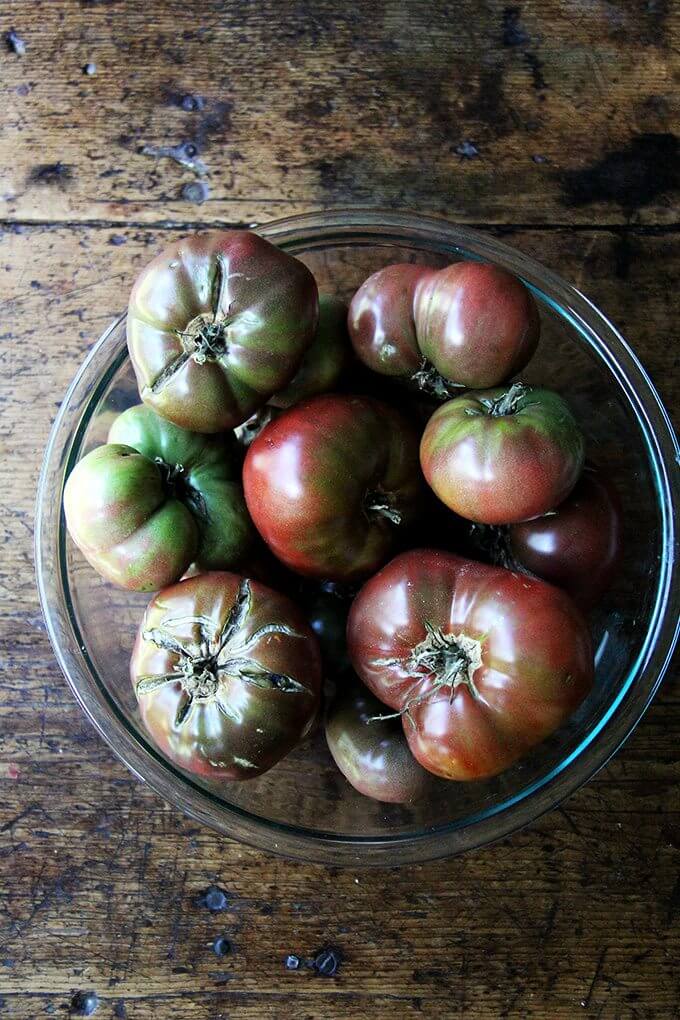 A bowl of tomatoes.