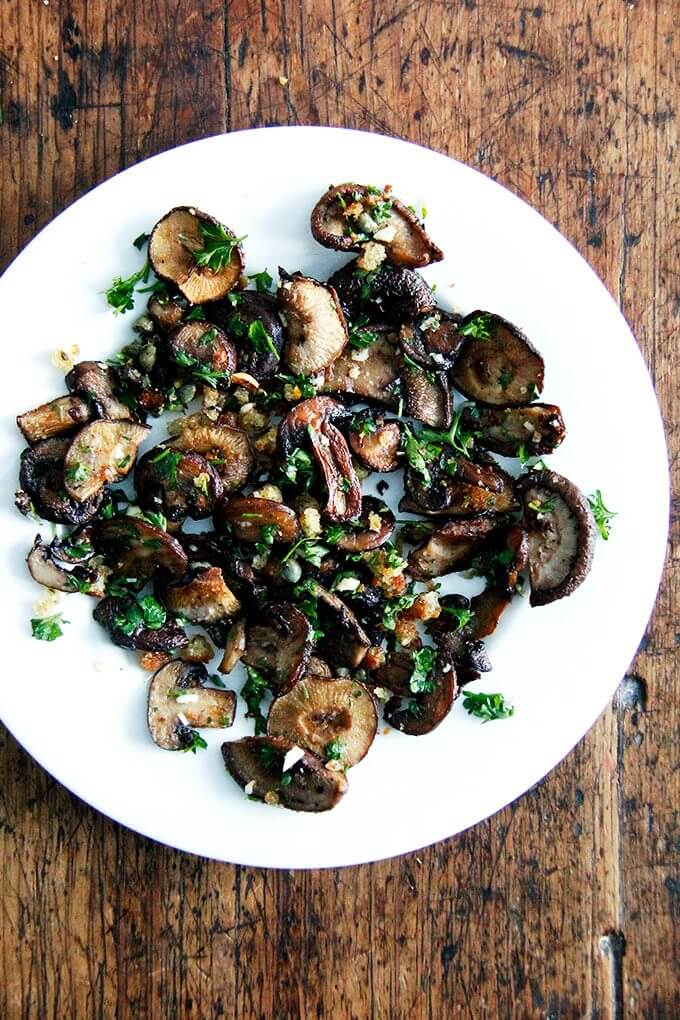 A bowl of gremolata mushrooms.