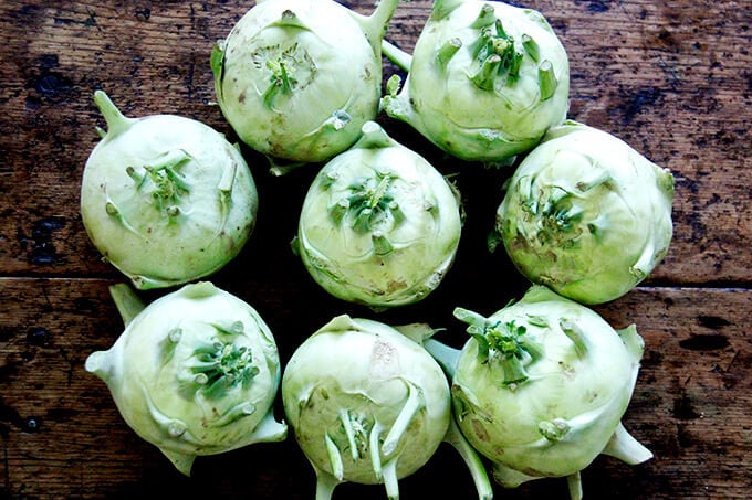 8 kohlrabi bulbs on a table