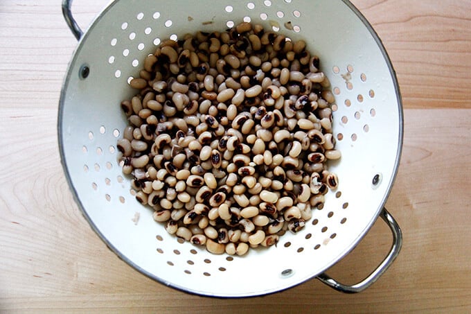 A colander filled with black eyed peas. 