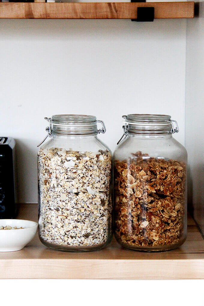 Hjemmelavet mysli og granola-disse to morgenmadsprodukter er hæfteklammer i vores hus. 