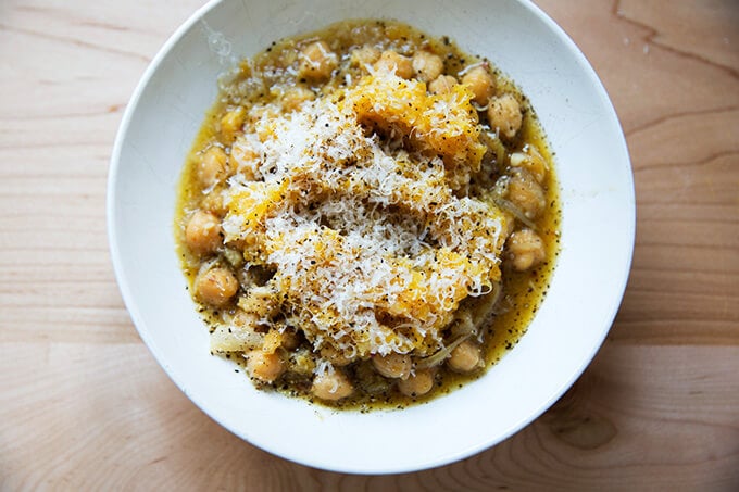 cacio e pepe spaghetti squash with stewy chickpeas