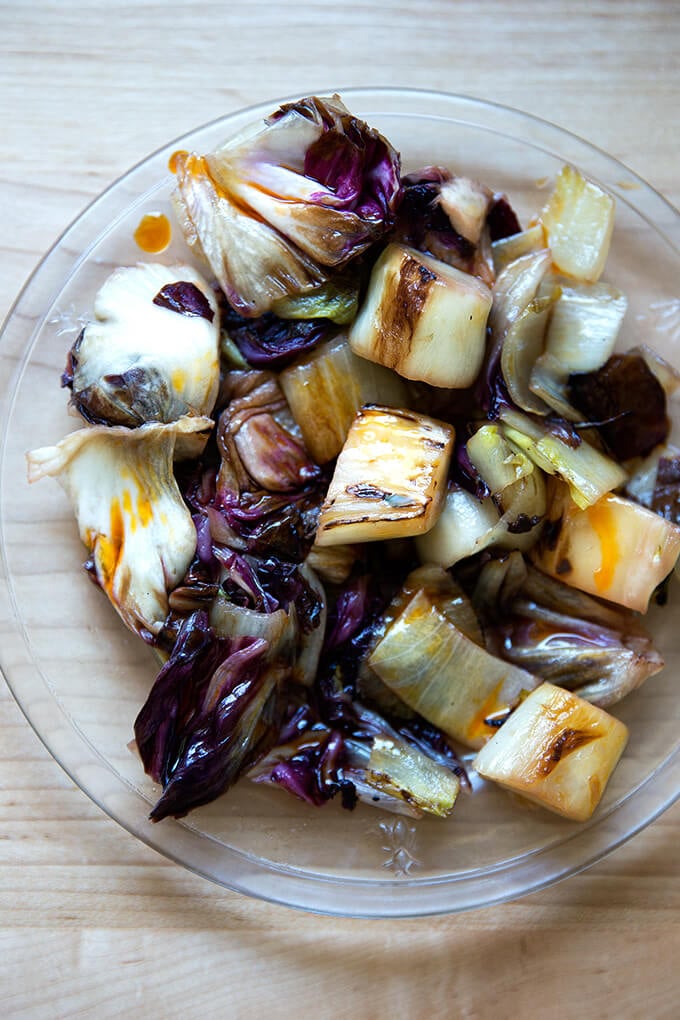 Un plato de achicorias salteadas con aceite de chile.