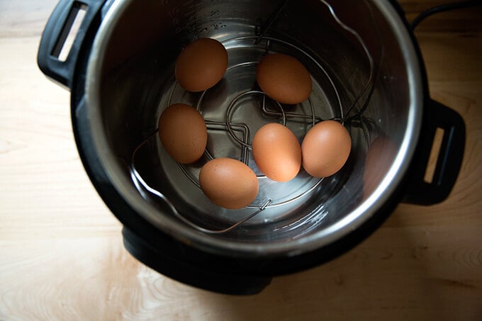 Instant Pot Boiled Eggs Without A Rack - Fast Food Bistro