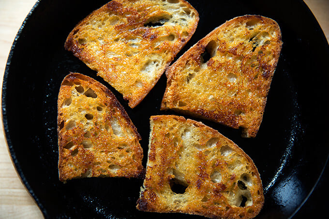 Skillet with vinaigrette toasts.