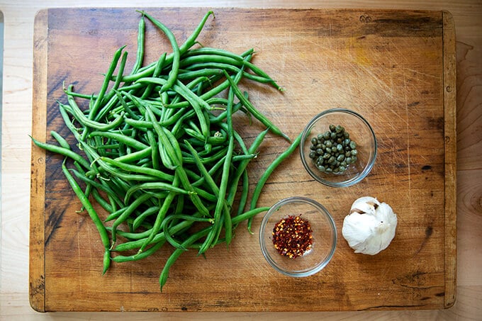 Ingredients for spicy, blistered green beans with garlic. 