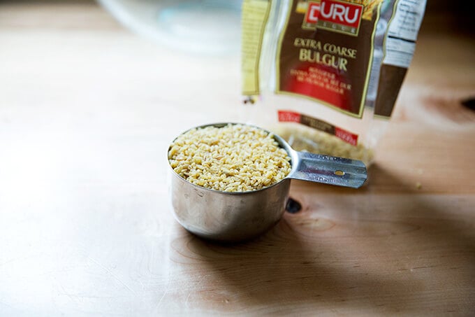 A cup of bulgur (Turkish, Duru brand) in a cup measure.