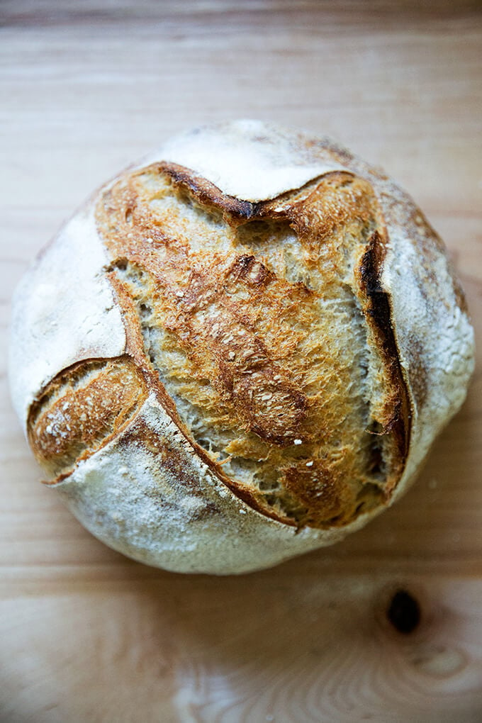 Gebackenes Vollkorn-Sauerteigbrot.