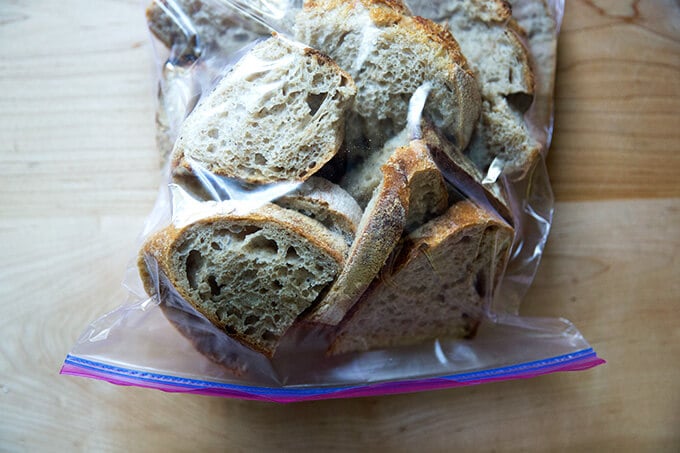 Una bolsa ziplock llena de rebanadas de pan integral de masa madre.