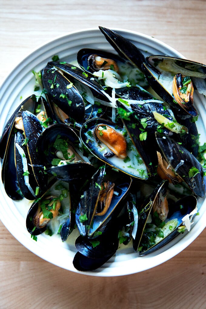 A bowl of steamed mussels.