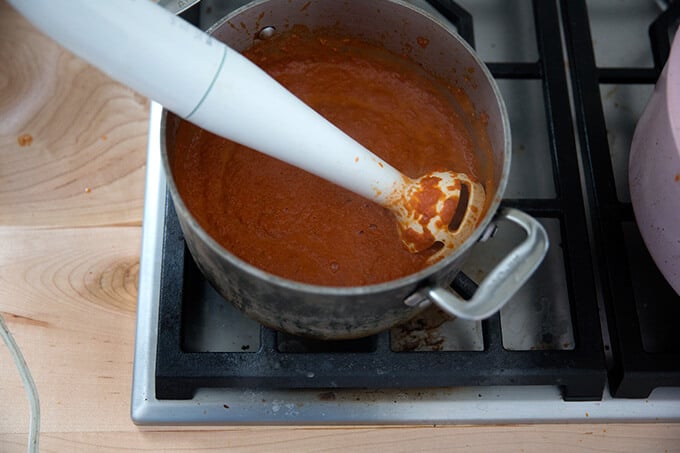 A saucepan filled with puréed vodka sauce.