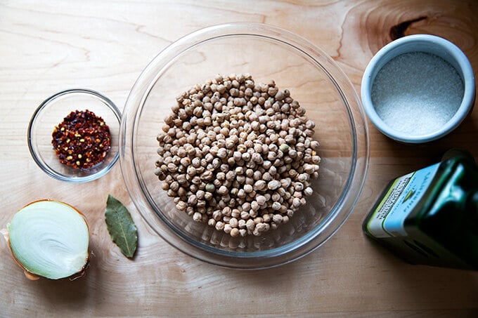 Ingredients to make slow cooker chickpeas.