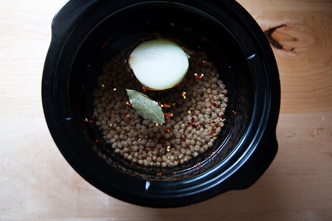 A slow cooker ready to cook dried chickpeas.