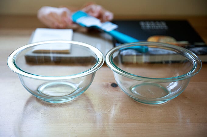 Two 1-qt pyrex bowls.