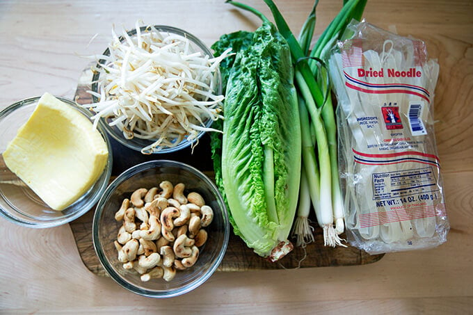 Ingredients for Rad Na Thai noodles.