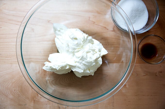 A bowl of yogurt, sugar, and vanilla in a bowl.