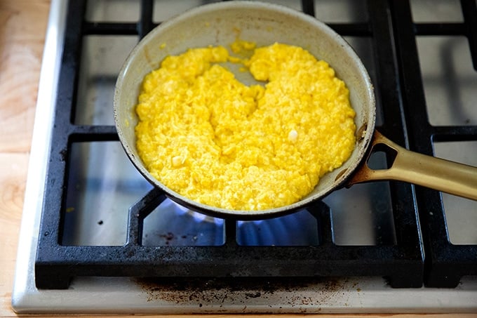 A skillet with fresh corn polenta cooking in it.