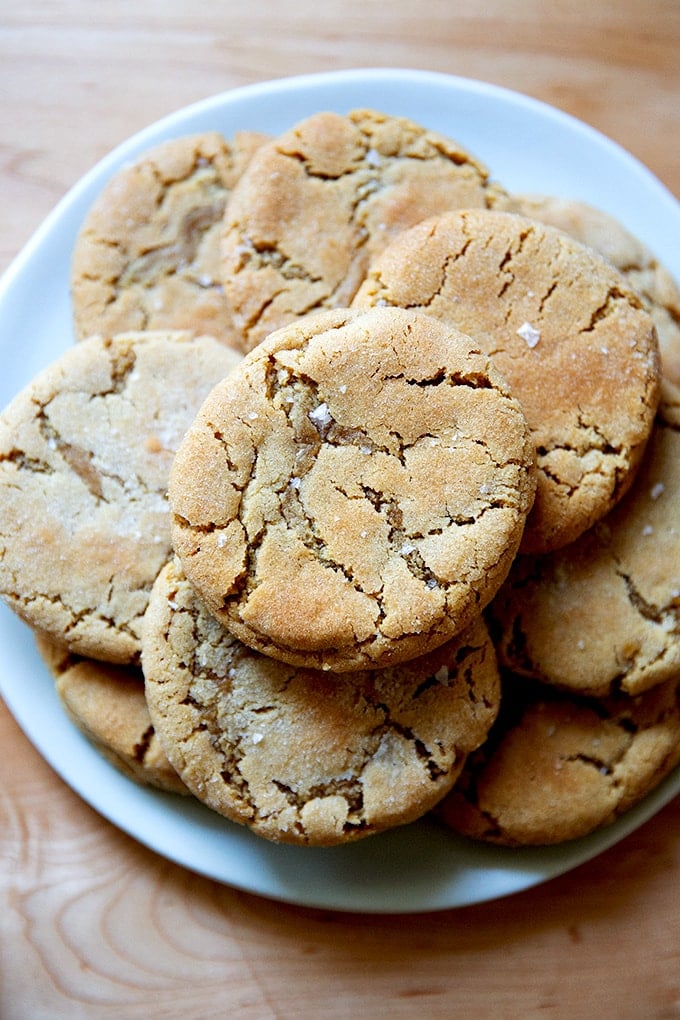 A plate of peanut butter cookies.