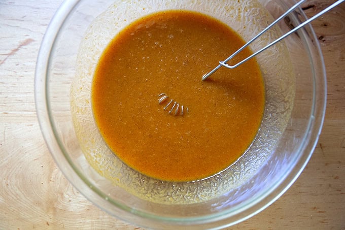 عجينة اليقطين للكعك بعد إضافة البهارات والسكر والملح والخميرة.