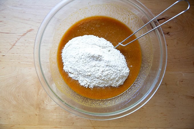 أضف الدقيق إلى خليط كعكة اليقطين.