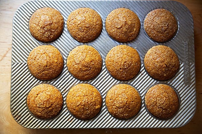 فقط فطائر اليقطين المخبوزة لا تزال في علبة المافن.