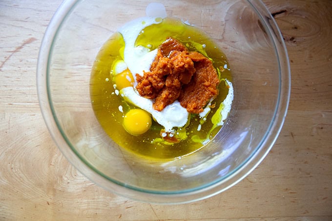 المكونات الرطبة لكعك اليقطين في وعاء كبير.