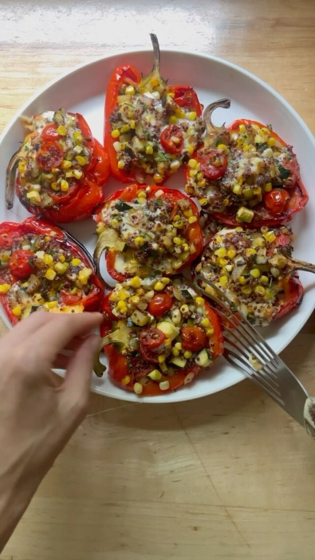 Veggie-Loaded Stuffed Peppers... for all of your summer entertaining needs 🌶️🌽🫑🧅🍅
⁣⁣
I love these peppers for many reasons, namely because they are very tasty but also because the peppers can be stuffed/assembled ahead of time and popped in the oven when needed 🤗
⁣⁣
Comment “peppers” below to have the recipe sent to your DMs. ⁣
⁣
#stuffed #peppers #summer #vegetarian #glutenfree